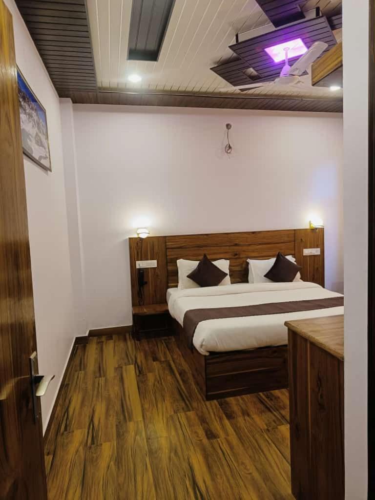 Hotel Kasauli View Cafe Restaurant Open Terrace Mountain View ภายนอก รูปภาพ