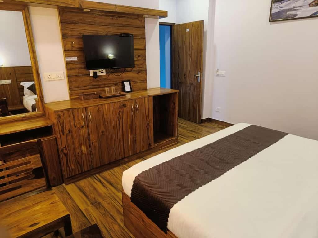 Hotel Kasauli View Cafe Restaurant Open Terrace Mountain View ภายนอก รูปภาพ