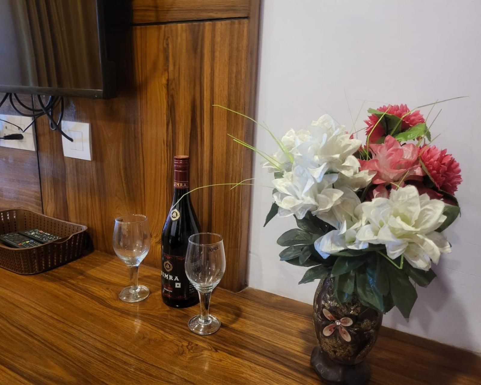 Hotel Kasauli View Cafe Restaurant Open Terrace Mountain View ภายนอก รูปภาพ