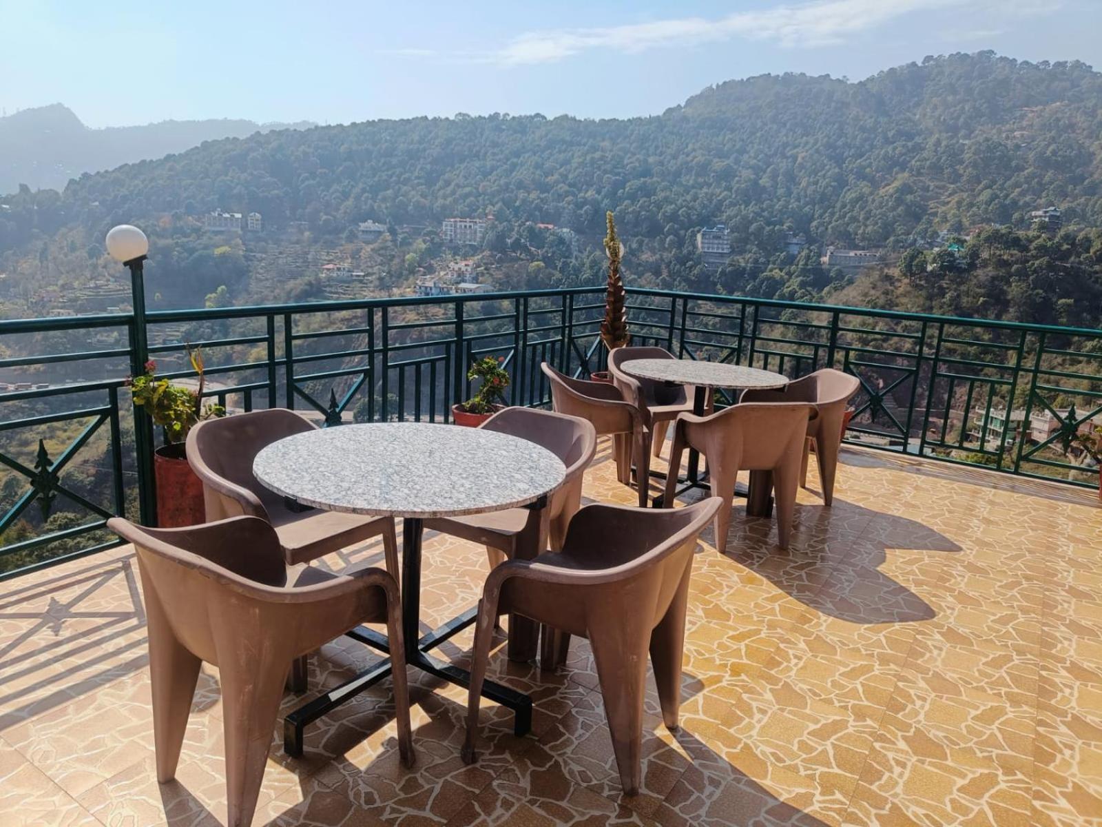 Hotel Kasauli View Cafe Restaurant Open Terrace Mountain View ภายนอก รูปภาพ