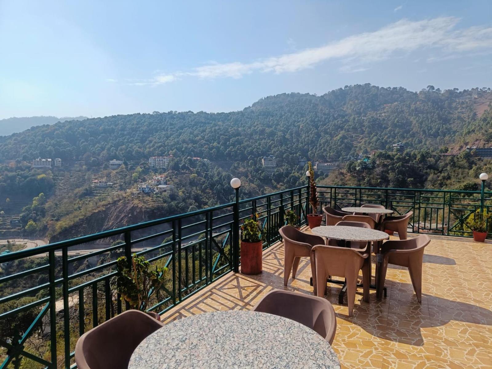 Hotel Kasauli View Cafe Restaurant Open Terrace Mountain View ภายนอก รูปภาพ