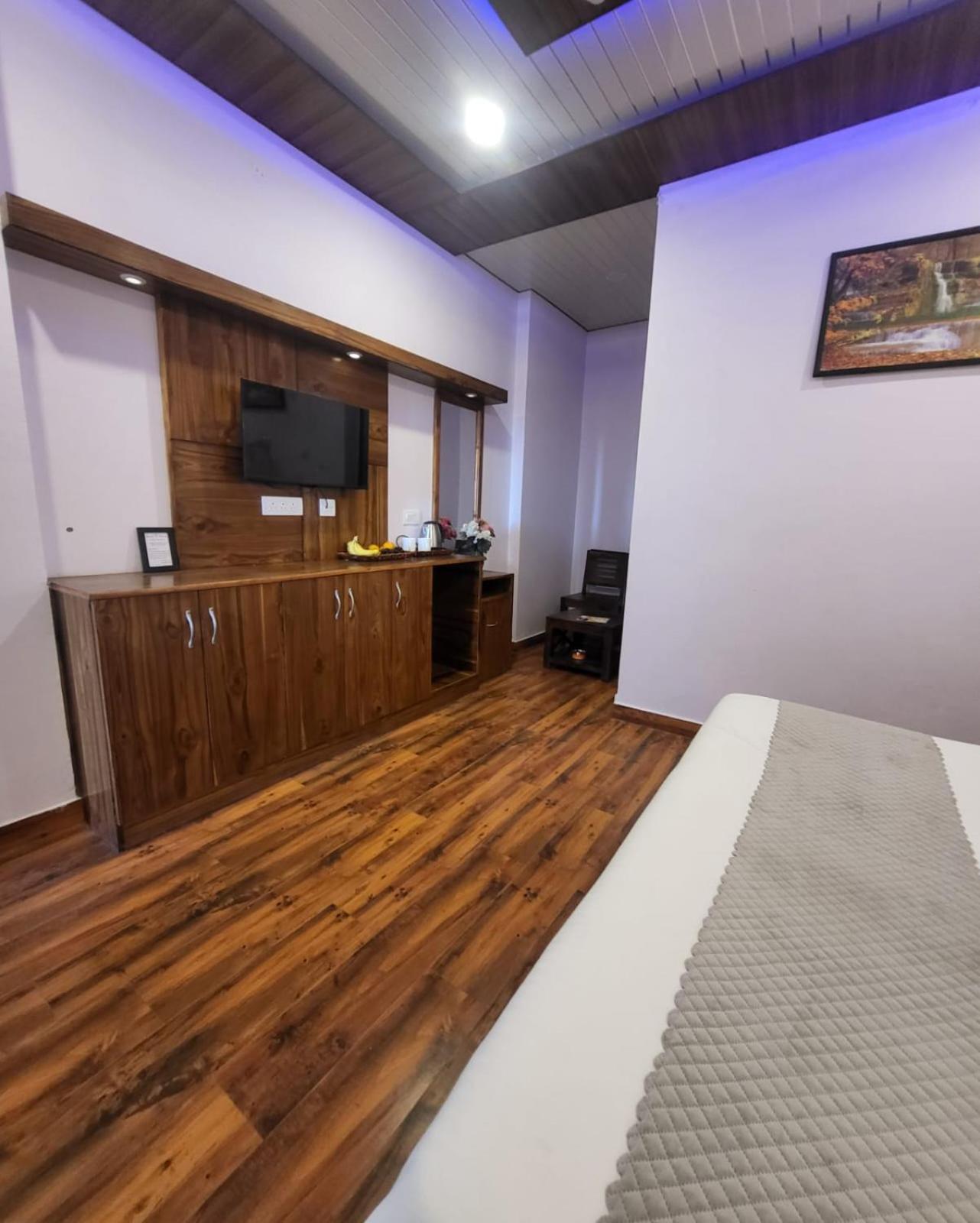 Hotel Kasauli View Cafe Restaurant Open Terrace Mountain View ภายนอก รูปภาพ